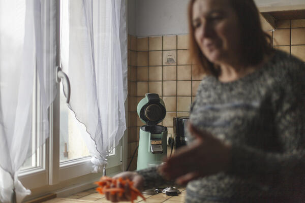 Carole dans sa cuisine.