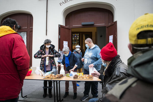 Installation du café de rue, paroisse Sainte-Rosalie, à Paris.