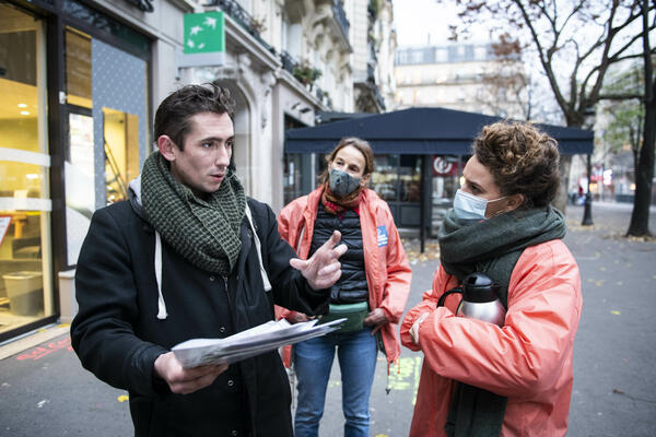 Nicolas montre ses esquisses aux bénévoles.