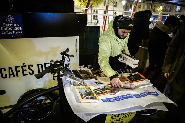 Sébastien et sa bibliothèque ambulante.