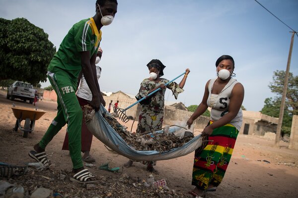 Action de nettoyage des rues au Sénégal.