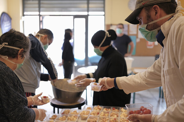 Préparation de repas pendant la crise sanitaire au Secours Catholique de Toulouse.