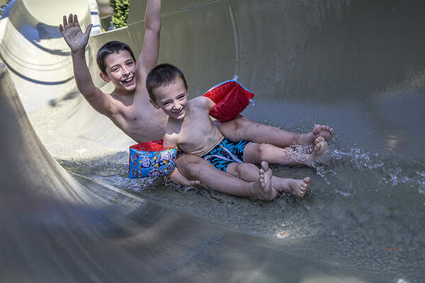 Enzo et Even dans le toboggan de la piscine.