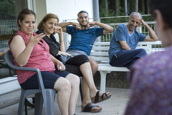 Les familles se ressemblent pour préparer la journée du lendemain.