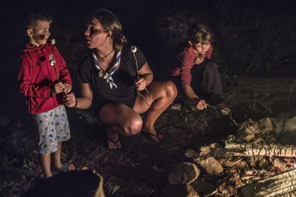 La soirée au coin du feu est animée par les Scouts.