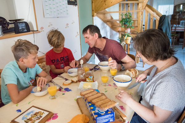 Petit-déjeuner pour toute la famille.