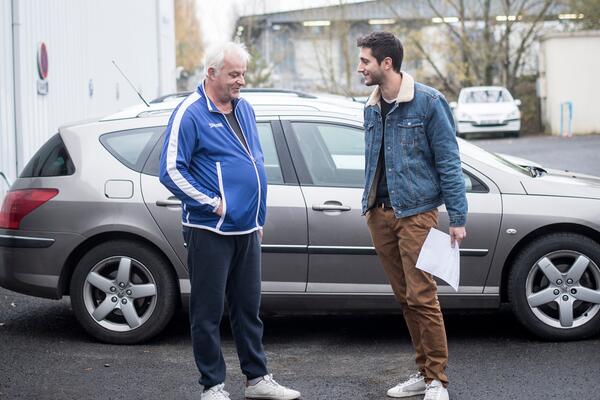 Guillaume Florenson, directeur du garage, conseille Bruno, un client.