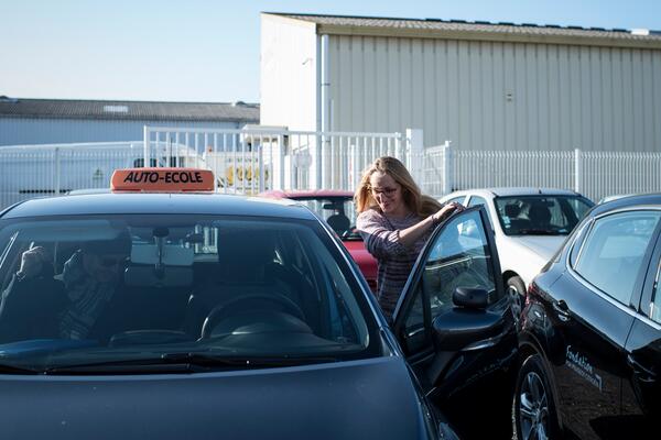 Elodie, candidat au permis grâce à l'auto-école solidaire.