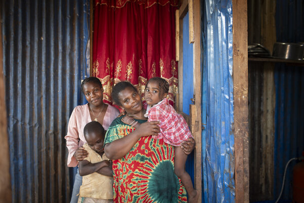 une famille dans son banga à Mayotte