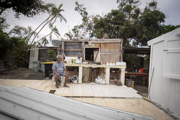 Un habitant de La Réunion sur les ruines de sa case après Garance