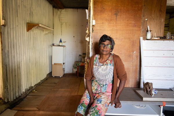 Doly, dans son ancienne maison de tôle à La Réunion