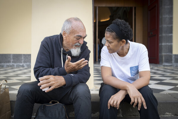 Une bénévole et une personne accueillie, lors d'un café de rue à Saint-Denis de La Réunion