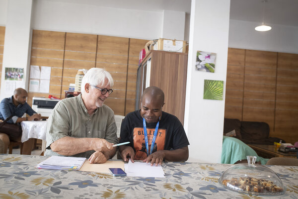 Christian, bénévole à la Kaz Fraternelle du Secours Catholique, avec Guillaume, un jeune qu'il accompagne dans l'emploi