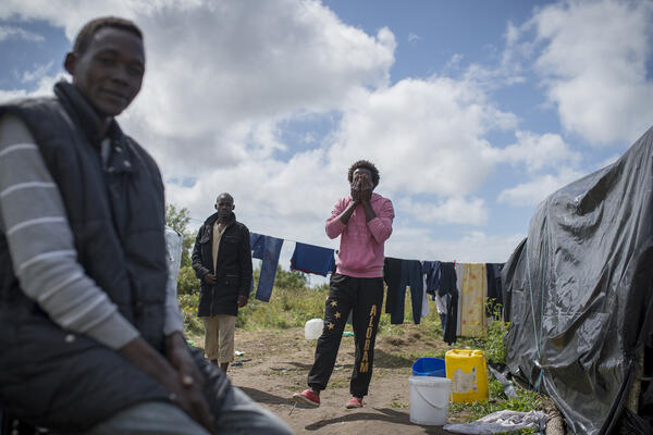 REPORTAGE - Avec les migrants, dans le bidonville de Calais