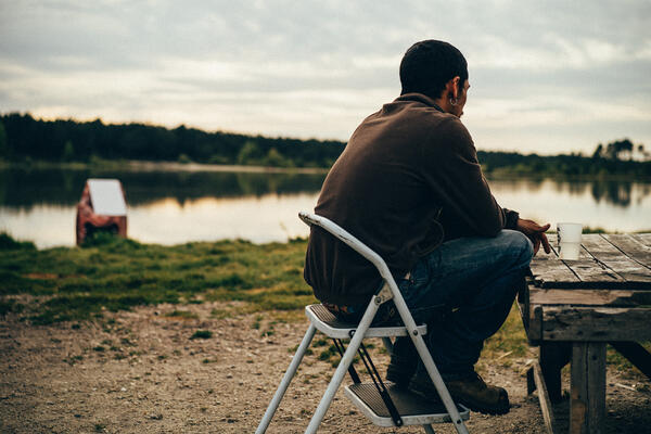 un homme assis sur une chaise