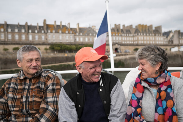 Trois personnes sur un bateau