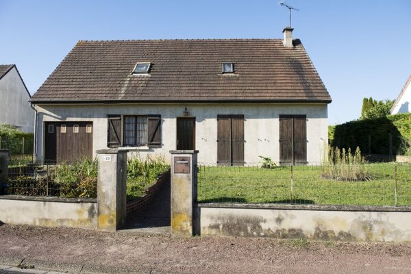 Denis a acheté ce pavillon dans les années 70, alors que l'isolation n'était pas systématique et que l'énergie ne coûtait pas cher.