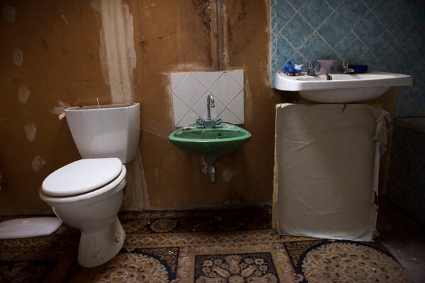 Les canalisations de la salle de bain ont gelé et provoqué un dégât des eaux. Denis fait sa toilette en faisant chauffer de l'eau sur sa cuisinière.