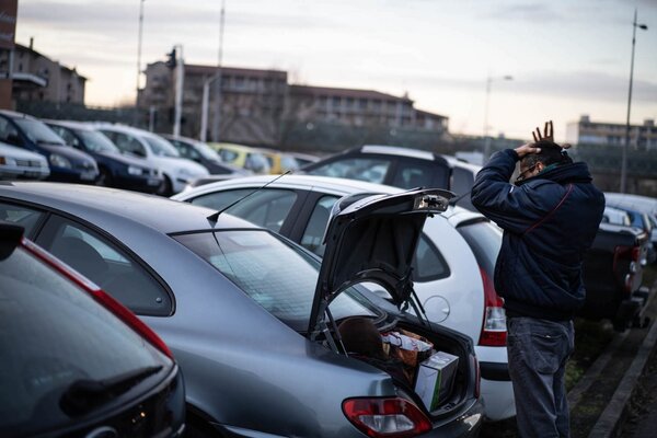 Jamal ouvre le coffre de sa voiture.