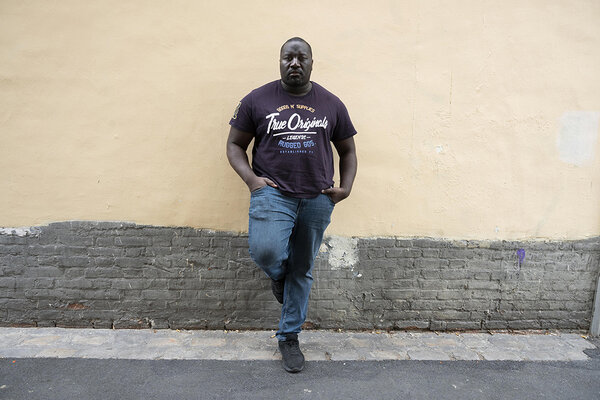 Portrait de Bruce, dans la rue, contre un mur