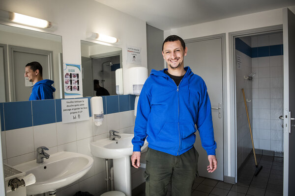 Lounis, à l'accueil douches.