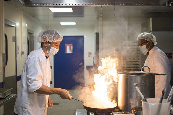 Cuisiniers à l'atelier du chaud.