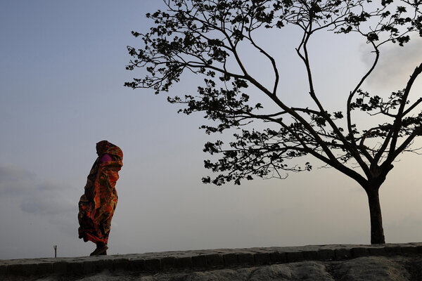 Le Bangladesh est l’un des pays les plus vulnérables au changement climatique. Des milliers de personnes quittent leur terre pour rejoindre les villes où ils s’entassent dans des bidonvilles et gagner quelques roupies qu’ils envoient à leur famille.