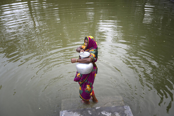 A Satkhira, le long de la frontière indienne, la communauté villageoise soutenue par Caritas Bangladesh a creusé une réserve, fournissant une eau saine à tous les habitants. 