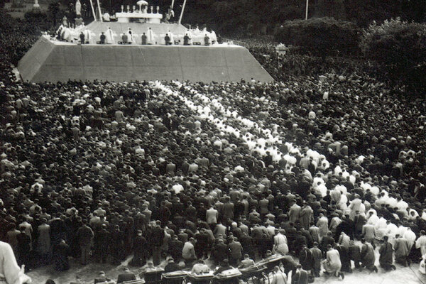 8 septembre 1946 : lors du pèlerinage du retour des prisonniers de guerre organisé à Lourdes, l’Assemblée des cardinaux et archevêques décide la création du Secours Catholique et en confie la responsabilité à Mgr Jean Rhodain. 
