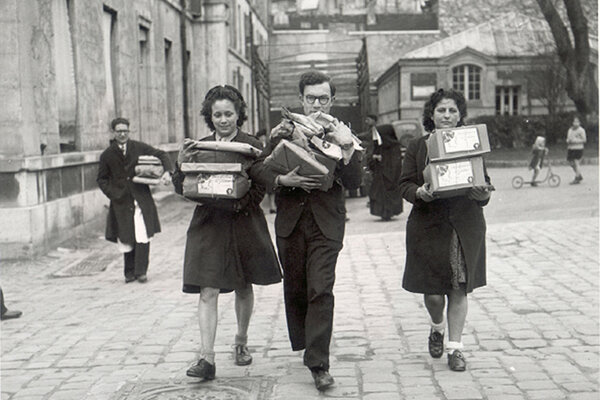 En mars 1947, au cours de la « Campagne pour les malades », le Secours Catholique collecte des vêtements, vivres, jeux, livres… pour les rescapés des camps de concentration, les prisonniers affaiblis par les privations, et les enfants privés du