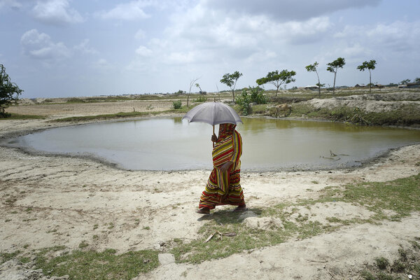 Caritas Bangladesh forme des volontaires à la prévention des risques naturels. Leur rôle est d’informer les villageois en cas de danger imminent.  Dans l’urgence,  ils font le tour du village pour avertir et aider les populations à se mettre à l’abri