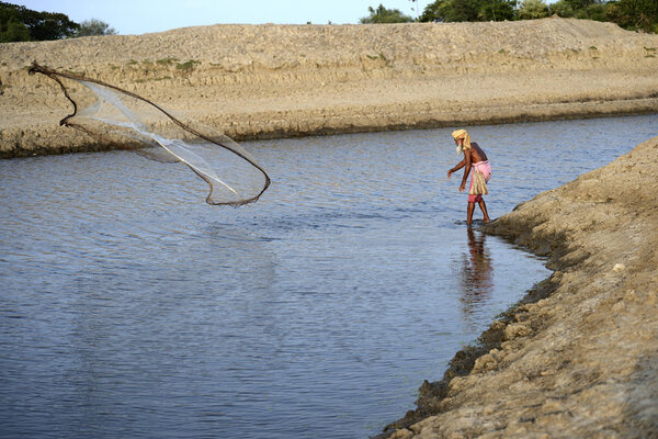 Caritas Bangladesh et les habitants des 5 villages alentour ont creusé un canal pour récolter l’eau de pluie afin d’y développer la pêche. Matin et soir, Ali Soubeo est à pied d’oeuvre.