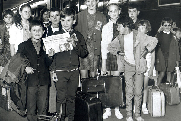 Novembre 1948, les premiers placements familiaux, qui deviendront plus tard l’Accueil Familial de Vacances (AFV), proposent aux enfants de partir en vacances dans une famille d’accueil.