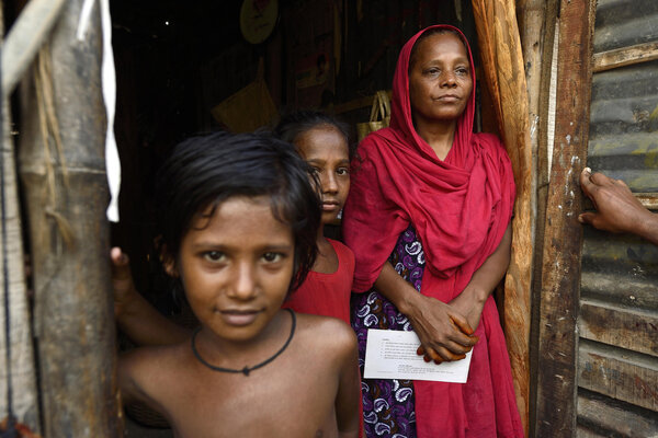 Sufia et son mari, parents de 3 enfants, ont dû quitter leur village de Betagi après le passage du cyclone Sidr en 2007 où la vie était devenue impossible. Ils se sont installés dans le bidonville de Refugee Colony Road. 