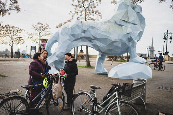 Les bénévoles devant la statue du Lion Bleu 