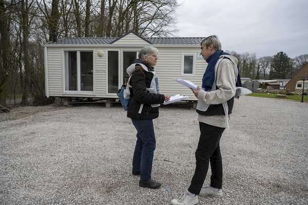 deux bénévoles devant un mobil-home