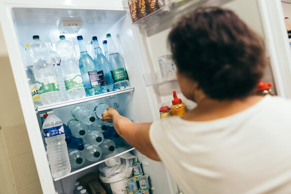 un frigo plein d'eau glacée 
