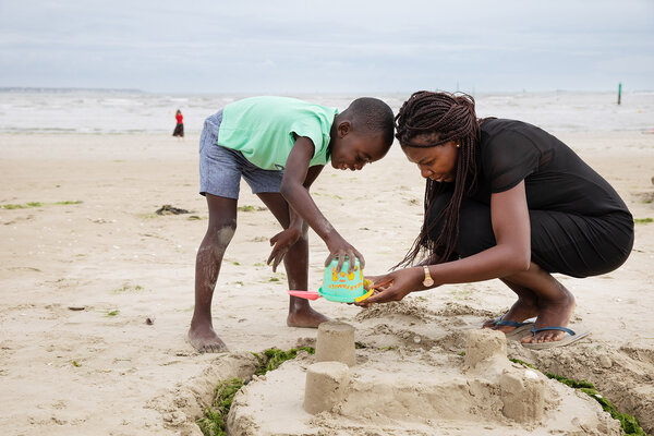 Laure et son fils font un château de sable