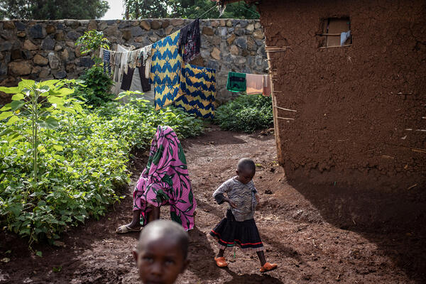 Le mur de pierres, protégeant le domaine que Kabila s'approprie, traverse une partie du village. Cette enceinte use la population. Les familles qui vivent à l’intérieur de la muraille n’ont pas le droit d’en sortir, faute de pouvoir y revenir. « Ils