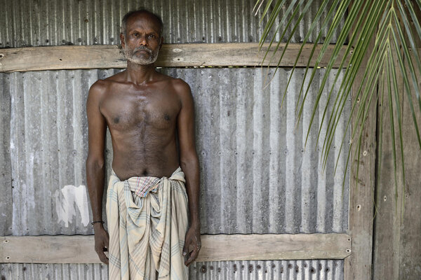 Abdul Hossan a dû arrêter son activité de docker quand l’ensablement du port a empêché la venue des porte-conteneurs. Il se lance dans l’élevage de crevettes mais le cyclone Sidr ravage ses bassins. Ses deux fils partis à Dhaka lui envoient 60 € par