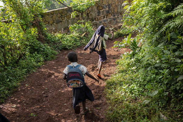 Le mur empêche aussi les écoliers de rejoindre leur école : Ils doivent désormais contourner la propriété de Joseph Kabila. Certains doivent effectuer 45 minutes de marche supplémentaires.