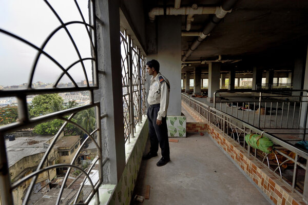 Abdul Salam Hossan, 24 ans est l’un des fils de Abdul Hossan. Suite aux passages des cyclones Sidr en 2007 et Aïla en 2009, il arrête ses études, part à Dhaka et trouve un travail de vigile dans un centre commercial pour soutenir sa famille.