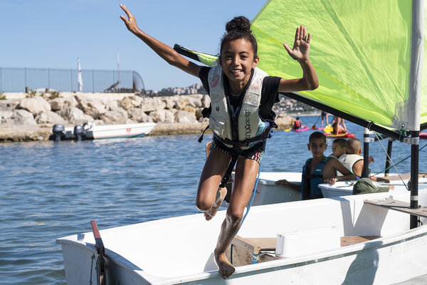 AOÛT&#13;
Vacances. &#13;
&#13;
Le Secours Catholique et l'UCPA (L'union nationale des centres sportifs de plein air) s’allient afin de permettre à de nombreux enfants de partir en vacances, malgré les difficultés financières de leurs parents - souvent aggravées