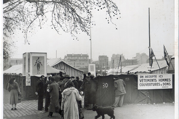 Face à la rudesse de l’hiver 1954, le Secours Catholique crée en quatre jours la 1ère Cité-Secours à la Porte d’Orléans pour accueillir les sans-abris. À la fin de l’année, le 29 décembre 1954, une première cité « en dur » ouvre rue de la Comète à