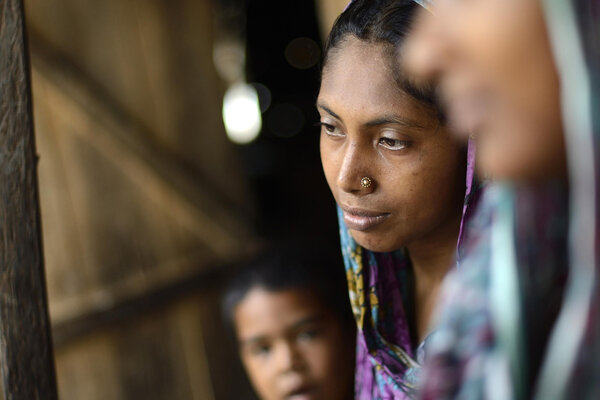 Après le cyclone Aïla de  2009, Mosammad Rokeya Sultana, son mari et ses deux filles quittent leur région de Koyra pour s’installer dans le bidonville du village de Labonchora. Elle et ses enfants souffrent de malnutrition, malgré l'aide de la
