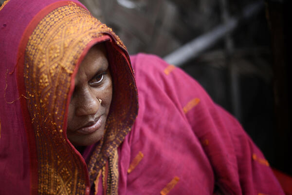 « En 2009, le cyclone a cassé la digue, nous avons eu de l’eau jusqu’au cou. Je me suis accrochée à un bout de bois pour sauver ma vie ». Depuis, Ramecha Begum et sa famille se sont installés dans le bidonville « 31 Ward ». 