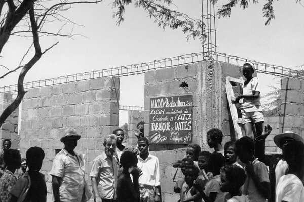 1961: le Secours Catholique se lance dans le soutien au développement du tiers-monde avec  les premières micro-réalisations : plutôt que de distribuer des aides alimentaires, elles permettent aux populations de retrouver leur autonomie