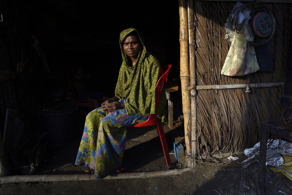 « Je suis venue à Khulna après Aïla. Avant je travaillais dans une ferme de crevettes». Jorna Begum, 35 ans, vit maintenant dans le bidonville du 31 Ward, avec ses deux fils. Elle trie les déchets et les revend mais ça ne suffit pas.