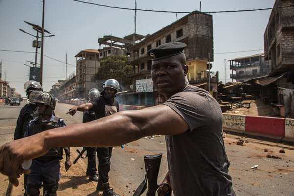 OCTOBRE&#13;
Tournons la page saisit la CPI. &#13;
&#13;
Alors que l’élection présidentielle est prévue le 18 octobre en Guinée, le collectif « Tournons la page » soutenu par le Secours Catholique dénonce des meurtres caractérisant un crime contre l’humanité