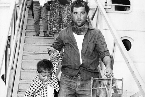 Avec l’indépendance de l’Algérie, plus de 400 000 réfugiés débarquent à Marseille. Le Secours Catholique se mobilise à leurs côtés pour leur permettre de préserver une vie digne.